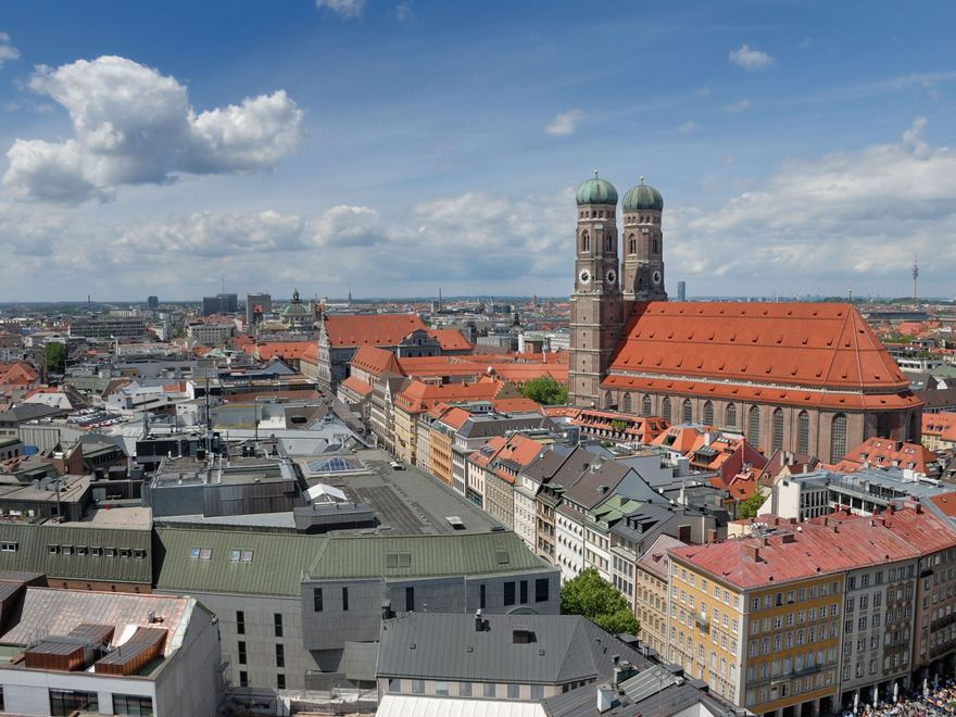 Luftbild der Münchner Innenstadt mit der Frauenkirche.