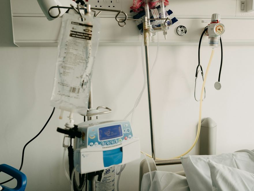 Ruhiges Patientenzimmer mit Bett.