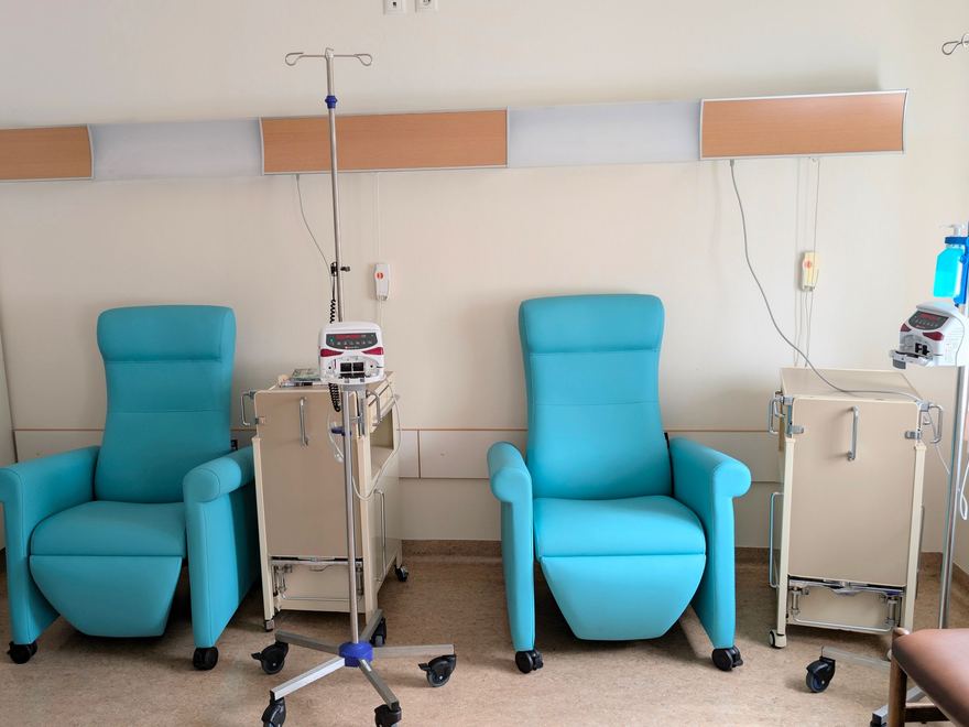 Heller Behandlungsraum einer Tagesklinik mit Infusionssesseln.