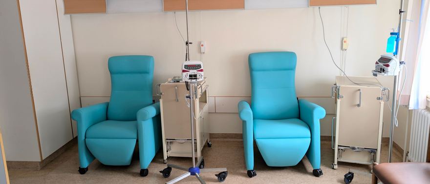 Heller Behandlungsraum einer Tagesklinik mit Infusionssesseln.