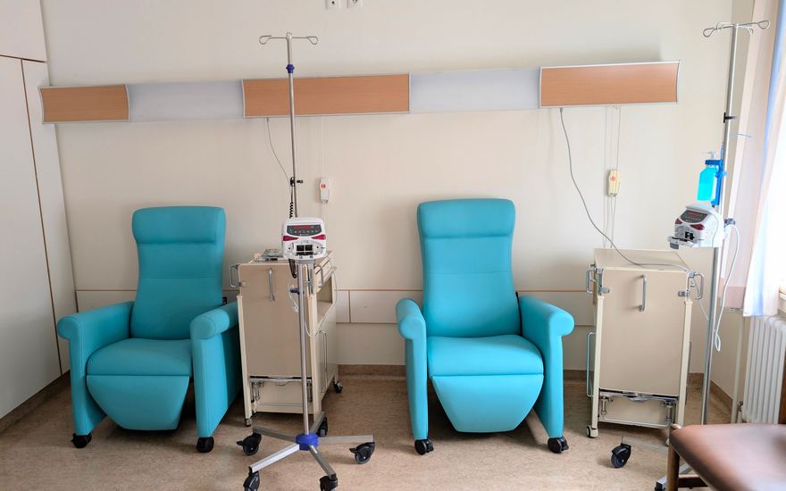 Heller Behandlungsraum einer Tagesklinik mit Infusionssesseln.